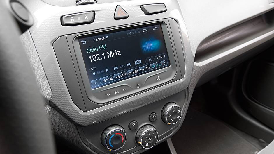 MyLink, no Cobalt, só na linha 2014 | <a href="https://beta-develop.quatrorodas.abril.com.br/carros/comparativos/cobalt-x-prisma-756506.shtml" rel="migration">Leia mais</a> MyLink, no Cobalt, só na linha 2014 | <a href="https://beta-develop.quatrorodas.abril.com.br/carros/comparativos/cobalt-x-prisma-756506.shtml" rel="migration">Leia mais</a>