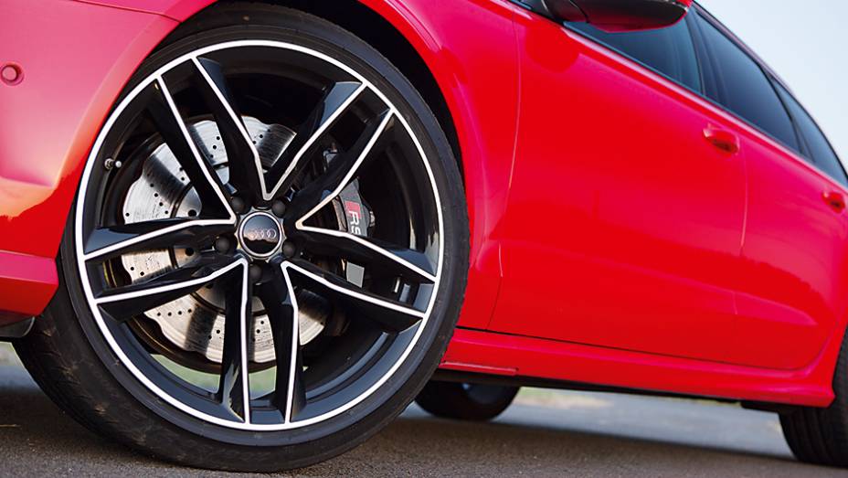 Disco ventilado e perfurado na roda aro 21 | <a href="https://beta-develop.quatrorodas.abril.com.br/carros/testes/audi-rs-6-avant-759563.shtml" rel="migration">Leia mais</a> Disco ventilado e perfurado na roda aro 21 | <a href="https://beta-develop.quatrorodas.abril.com.br/carros/testes/audi-rs-6-avant-759563.shtml" rel="migration">Leia mais</a>