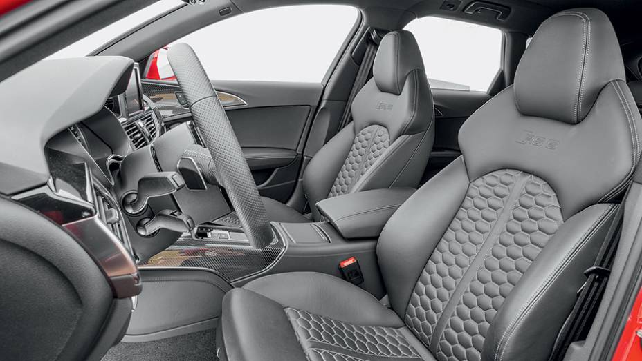 Apesar de concha, banco é muito confortável | <a href="https://beta-develop.quatrorodas.abril.com.br/carros/testes/audi-rs-6-avant-759563.shtml" rel="migration">Leia mais</a> Apesar de concha, banco é muito confortável | <a href="https://beta-develop.quatrorodas.abril.com.br/carros/testes/audi-rs-6-avant-759563.shtml" rel="migration">Leia mais</a>