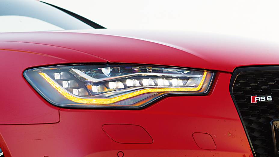 Bloco &oacute;ptico feito integralmente de led | <a href="https://beta-develop.quatrorodas.abril.com.br/carros/testes/audi-rs-6-avant-759563.shtml" rel="migration">Leia mais</a>