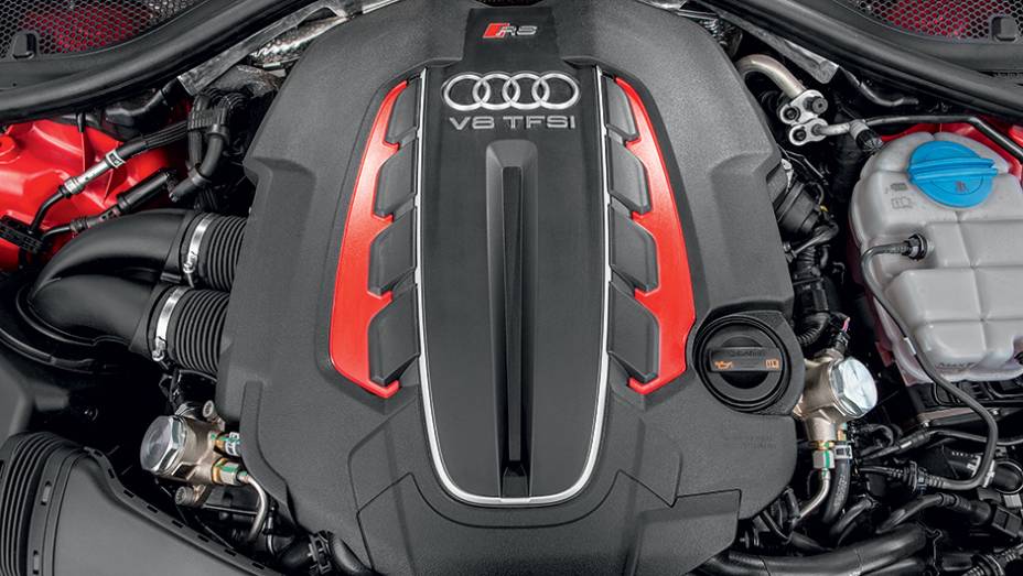 V8 4.0: pot&ecirc;ncia espec&iacute;fica de 140 cv/litro | <a href="https://beta-develop.quatrorodas.abril.com.br/carros/testes/audi-rs-6-avant-759563.shtml" rel="migration">Leia mais</a>