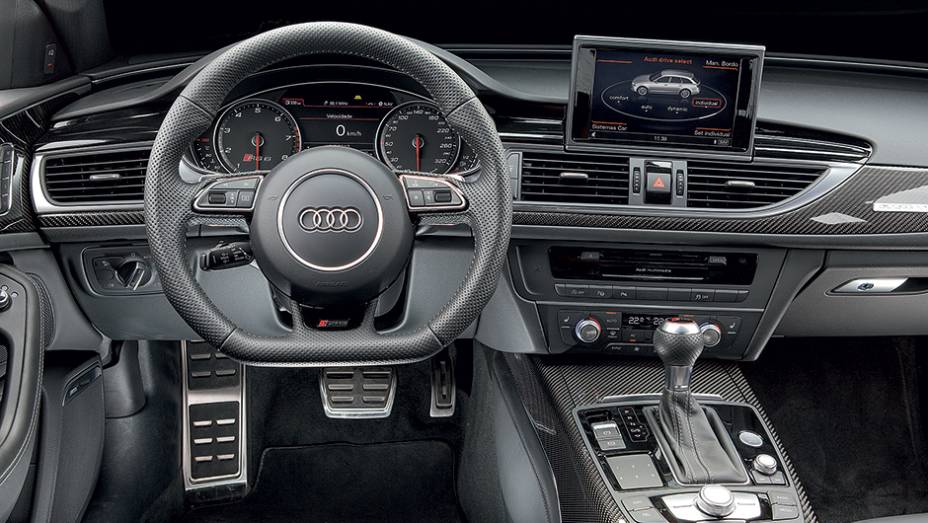 Fibra de carbono decora a cabine | <a href="https://beta-develop.quatrorodas.abril.com.br/carros/testes/audi-rs-6-avant-759563.shtml" rel="migration">Leia mais</a> Fibra de carbono decora a cabine | <a href="https://beta-develop.quatrorodas.abril.com.br/carros/testes/audi-rs-6-avant-759563.shtml" rel="migration">Leia mais</a>