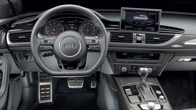 Fibra de carbono decora a cabine | <a href="https://beta-develop.quatrorodas.abril.com.br/carros/testes/audi-rs-6-avant-759563.shtml" rel="migration">Leia mais</a> Fibra de carbono decora a cabine | <a href="https://beta-develop.quatrorodas.abril.com.br/carros/testes/audi-rs-6-avant-759563.shtml" rel="migration">Leia mais</a>
