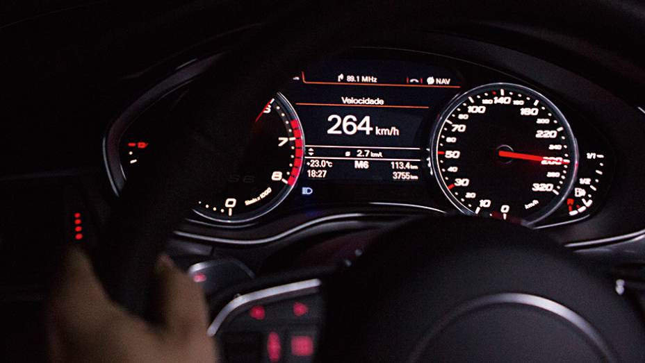 Em altas velocidades, o motor &eacute; V8;... | <a href="https://beta-develop.quatrorodas.abril.com.br/carros/testes/audi-rs-6-avant-759563.shtml" rel="migration">Leia mais</a>