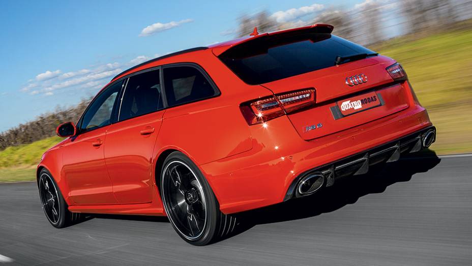 Carroceria SW tem aerofólio e extrator de ar na traseira | <a href="https://beta-develop.quatrorodas.abril.com.br/carros/testes/audi-rs-6-avant-759563.shtml" rel="migration">Leia mais</a> Carroceria SW tem aerofólio e extrator de ar na traseira | <a href="https://beta-develop.quatrorodas.abril.com.br/carros/testes/audi-rs-6-avant-759563.shtml" rel="migration">Leia mais</a>