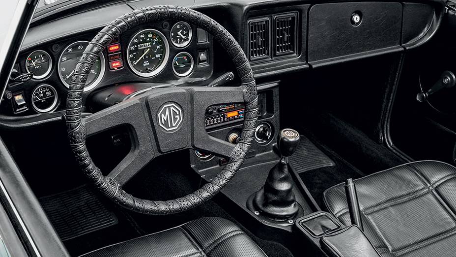 Quadro completo de instrumentos, típico dos ingleses | <a href="https://beta-develop.quatrorodas.abril.com.br/carros/classicos-grandescarros/mg-mgb-761210.shtml" rel="migration">Leia mais</a>