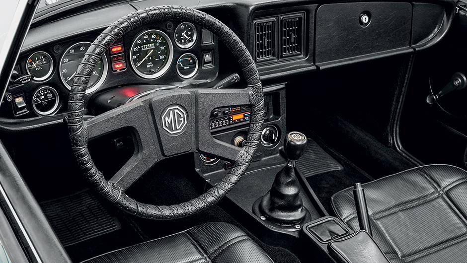 Quadro completo de instrumentos, t&iacute;pico dos ingleses | <a href="https://beta-develop.quatrorodas.abril.com.br/carros/classicos-grandescarros/mg-mgb-761210.shtml" rel="migration">Leia mais</a>