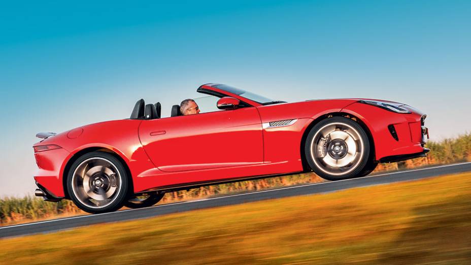 As maçanetas embutidas melhoram a aerodinâmica | <a href="https://beta-develop.quatrorodas.abril.com.br/carros/testes/jaguar-f-type-v8-s-760605.shtml" rel="migration">Leia mais</a>
