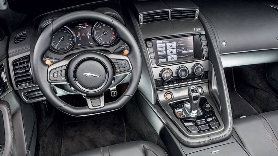 Cockpit tem comandos com acionamento f&aacute;cil e intuitivo | <a href="https://beta-develop.quatrorodas.abril.com.br/carros/testes/jaguar-f-type-v8-s-760605.shtml" rel="migration">Leia mais</a>