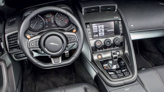 Cockpit tem comandos com acionamento fácil e intuitivo | <a href="https://beta-develop.quatrorodas.abril.com.br/carros/testes/jaguar-f-type-v8-s-760605.shtml" rel="migration">Leia mais</a> Cockpit tem comandos com acionamento fácil e intuitivo | <a href="https://beta-develop.quatrorodas.abril.com.br/carros/testes/jaguar-f-type-v8-s-760605.shtml" rel="migration">Leia mais</a>