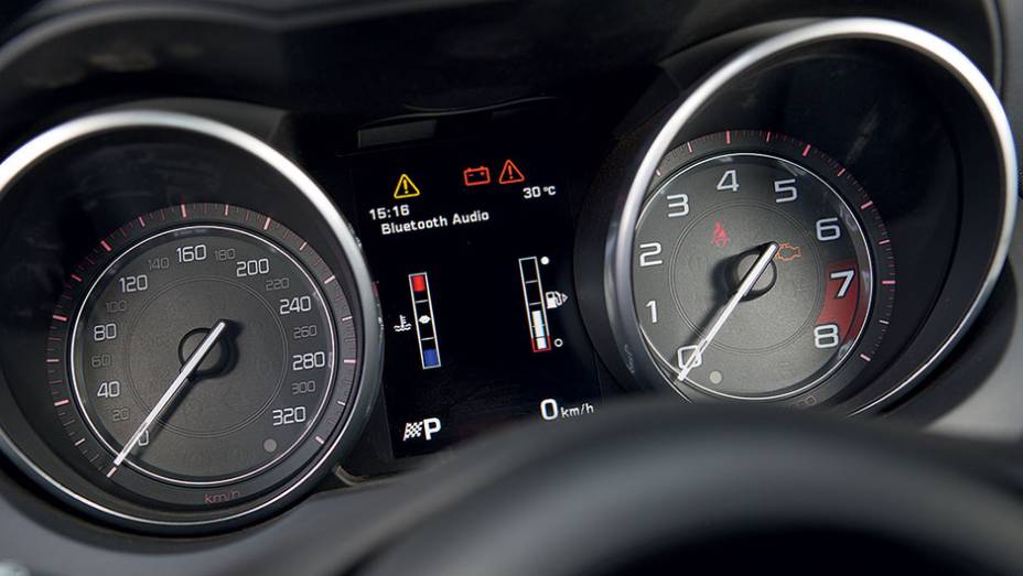 O painel reúne todas as informações do carro que o motorista precisa saber ao volante | <a href="https://beta-develop.quatrorodas.abril.com.br/carros/testes/jaguar-f-type-v8-s-760605.shtml" rel="migration">Leia mais</a>