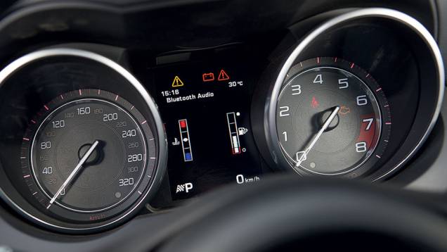 O painel reúne todas as informações do carro que o motorista precisa saber ao volante | <a href="https://beta-develop.quatrorodas.abril.com.br/carros/testes/jaguar-f-type-v8-s-760605.shtml" rel="migration">Leia mais</a> O painel reúne todas as informações do carro que o motorista precisa saber ao volante | <a href="https://beta-develop.quatrorodas.abril.com.br/carros/testes/jaguar-f-type-v8-s-760605.shtml" rel="migration">Leia mais</a>