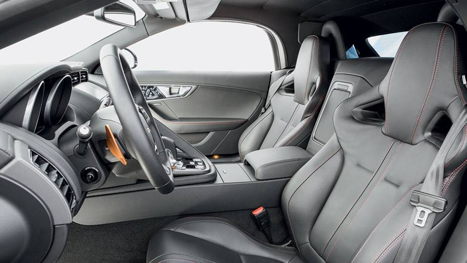 Versão V8 tem bancos de couro, tipo concha | <a href="https://beta-develop.quatrorodas.abril.com.br/carros/testes/jaguar-f-type-v8-s-760605.shtml" rel="migration">Leia mais</a>