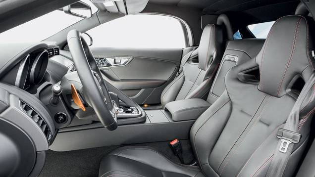 Versão V8 tem bancos de couro, tipo concha | <a href="https://beta-develop.quatrorodas.abril.com.br/carros/testes/jaguar-f-type-v8-s-760605.shtml" rel="migration">Leia mais</a> Versão V8 tem bancos de couro, tipo concha | <a href="https://beta-develop.quatrorodas.abril.com.br/carros/testes/jaguar-f-type-v8-s-760605.shtml" rel="migration">Leia mais</a>