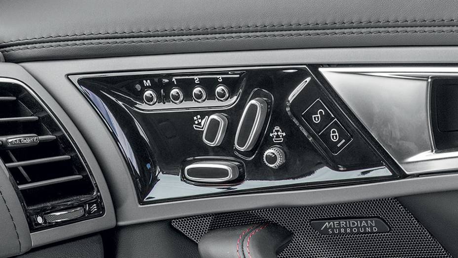 Os bancos oferecem ajustes elétricos para distância e altura e inclinação, além de posição e volume do apoio lombar e dos apoios laterais, para acomodar e sustentar o corpo do motorista em qualquer manobra | <a href="https://beta-develop.quatrorodas.abril.com.br/carros" rel="migration"></a>