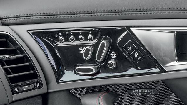 Os bancos oferecem ajustes elétricos para distância e altura e inclinação, além de posição e volume do apoio lombar e dos apoios laterais, para acomodar e sustentar o corpo do motorista em qualquer manobra | <a href="https://beta-develop.quatrorodas.abril.com.br/carros" rel="migration"></a> Os bancos oferecem ajustes elétricos para distância e altura e inclinação, além de posição e volume do apoio lombar e dos apoios laterais, para acomodar e sustentar o corpo do motorista em qualquer manobra | <a href="https://beta-develop.quatrorodas.abril.com.br/carros" rel="migration"></a>