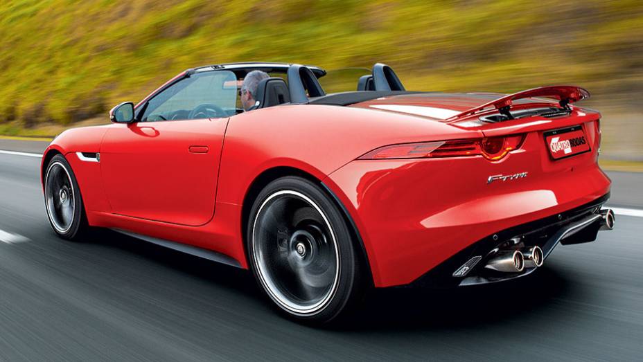 Aerofólio na traseira gera até 120 kg de downforce | <a href="https://beta-develop.quatrorodas.abril.com.br/carros/testes/jaguar-f-type-v8-s-760605.shtml" rel="migration">Leia mais</a>