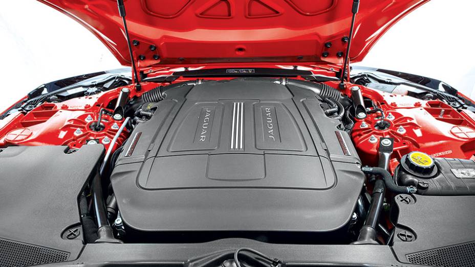 V8 Supercharged produz 495 cv | <a href="https://beta-develop.quatrorodas.abril.com.br/carros/testes/jaguar-f-type-v8-s-760605.shtml" rel="migration">Leia mais</a>