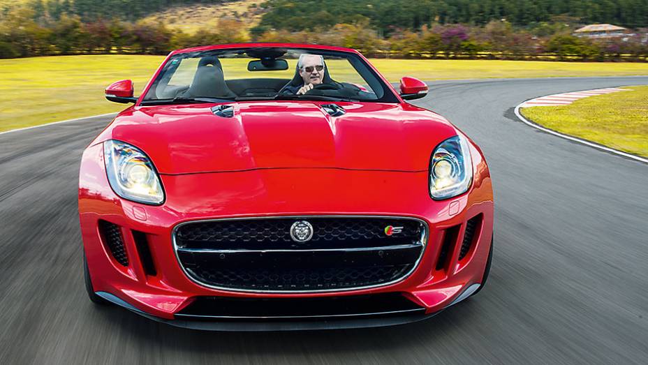 Far&oacute;is t&ecirc;m luzes de posi&ccedil;&atilde;o com leds. Grade dianteira &eacute; releitura do lend&aacute;rio E-Type | <a href="https://beta-develop.quatrorodas.abril.com.br/carros/testes/jaguar-f-type-v8-s-760605.shtml" rel="migration">Leia mais</a>
