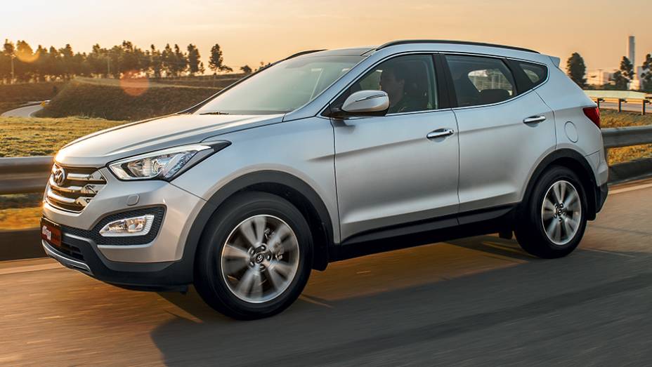 Nova geração é mais imponente que a anterior | <a href="https://beta-develop.quatrorodas.abril.com.br/carros/impressoes/hyundai-santa-fe-7-lugares-759289.shtml" rel="migration">Leia mais</a>