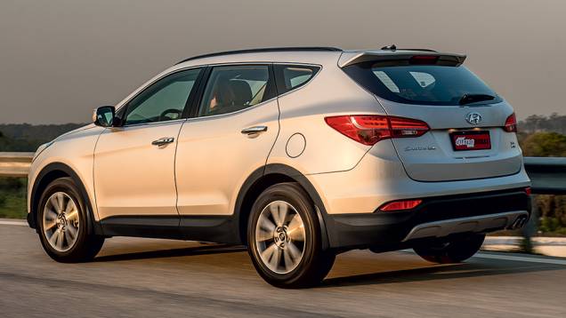 Cintura elevada e janelas pequenas na parte de trás prejudicam a visibilidade em manobras | <a href="https://beta-develop.quatrorodas.abril.com.br/carros/impressoes/hyundai-santa-fe-7-lugares-759289.shtml" rel="migration">Leia mais</a> Cintura elevada e janelas pequenas na parte de trás prejudicam a visibilidade em manobras | <a href="https://beta-develop.quatrorodas.abril.com.br/carros/impressoes/hyundai-santa-fe-7-lugares-759289.shtml" rel="migration">Leia mais</a>