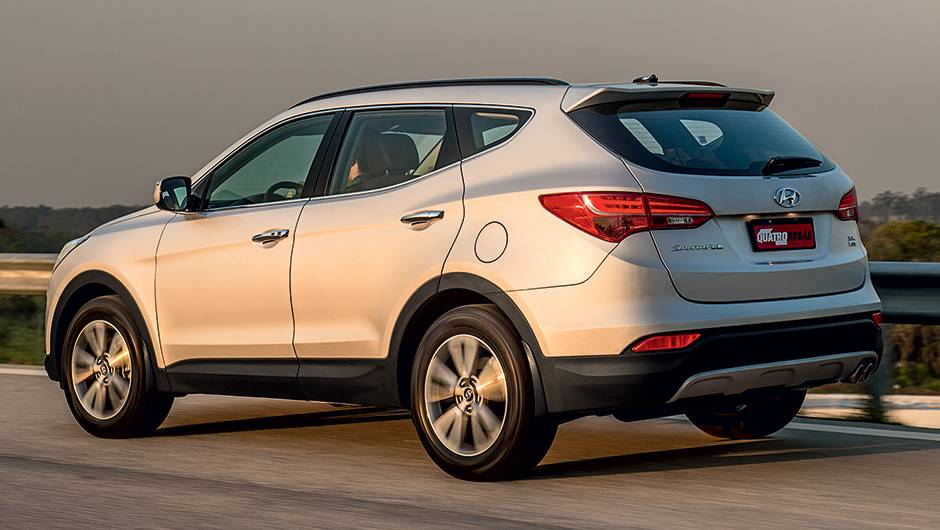 Cintura elevada e janelas pequenas na parte de trás prejudicam a visibilidade em manobras | <a href="https://beta-develop.quatrorodas.abril.com.br/carros/impressoes/hyundai-santa-fe-7-lugares-759289.shtml" rel="migration">Leia mais</a> Cintura elevada e janelas pequenas na parte de trás prejudicam a visibilidade em manobras | <a href="https://beta-develop.quatrorodas.abril.com.br/carros/impressoes/hyundai-santa-fe-7-lugares-759289.shtml" rel="migration">Leia mais</a>