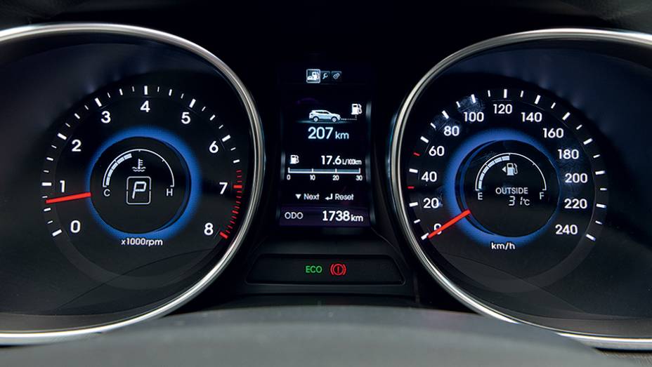 Quadro tem tela central de alta resolução | <a href="https://beta-develop.quatrorodas.abril.com.br/carros/impressoes/hyundai-santa-fe-7-lugares-759289.shtml" rel="migration">Leia mais</a> Quadro tem tela central de alta resolução | <a href="https://beta-develop.quatrorodas.abril.com.br/carros/impressoes/hyundai-santa-fe-7-lugares-759289.shtml" rel="migration">Leia mais</a>