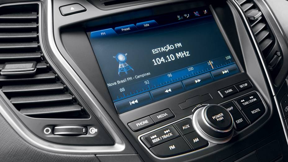 Central multimídia funciona como num smartphone | <a href="https://beta-develop.quatrorodas.abril.com.br/carros/impressoes/hyundai-santa-fe-7-lugares-759289.shtml" rel="migration">Leia mais</a> Central multimídia funciona como num smartphone | <a href="https://beta-develop.quatrorodas.abril.com.br/carros/impressoes/hyundai-santa-fe-7-lugares-759289.shtml" rel="migration">Leia mais</a>