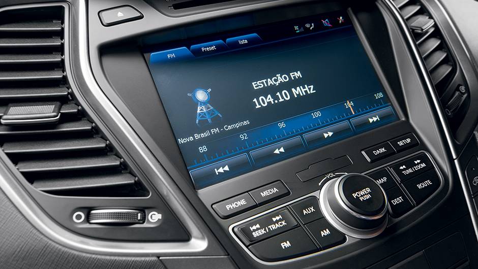 Central multimídia funciona como num smartphone | <a href="https://beta-develop.quatrorodas.abril.com.br/carros/impressoes/hyundai-santa-fe-7-lugares-759289.shtml" rel="migration">Leia mais</a> Central multimídia funciona como num smartphone | <a href="https://beta-develop.quatrorodas.abril.com.br/carros/impressoes/hyundai-santa-fe-7-lugares-759289.shtml" rel="migration">Leia mais</a>