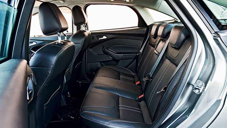 Atr&aacute;s, h&aacute; pouco espa&ccedil;o para pernas