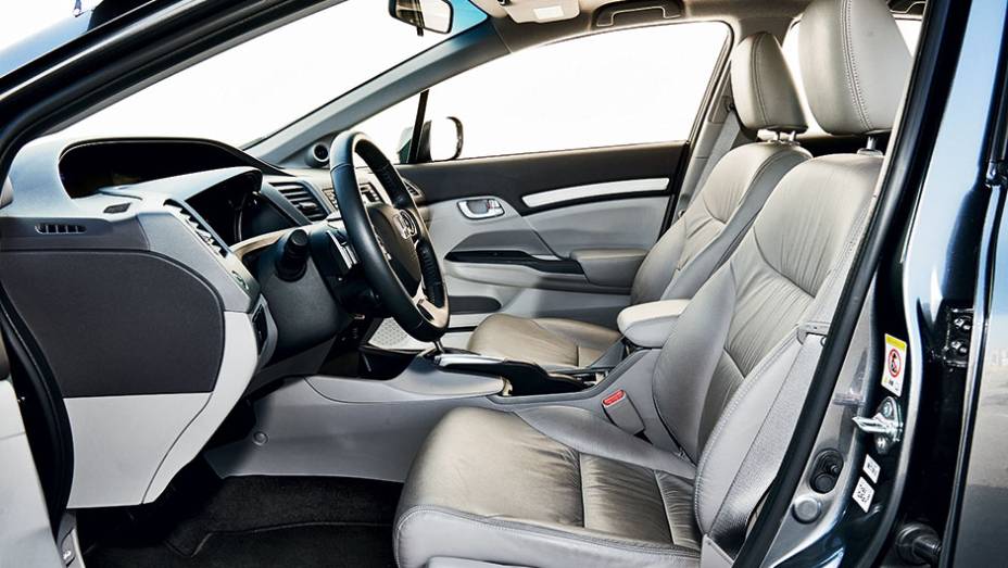 O banco do motorista tem ajuste de altura O banco do motorista tem ajuste de altura