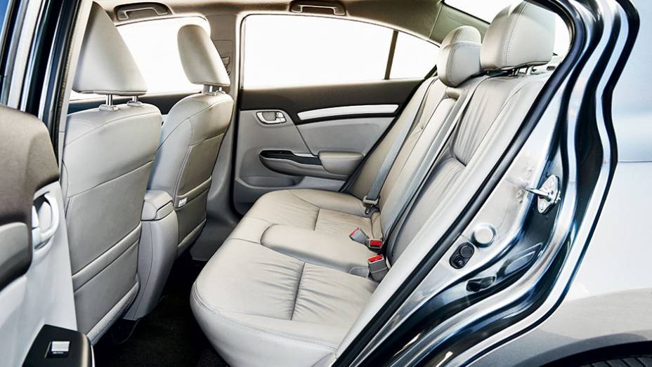 Atrás, piso plano amplia espaço para as pernas Atrás, piso plano amplia espaço para as pernas