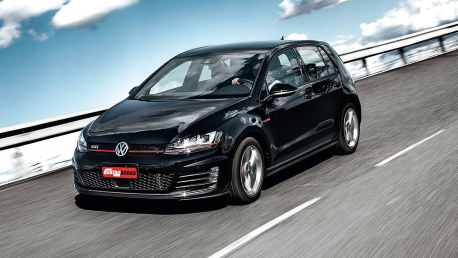 Esportividade no Golf é visual e agressiva | <a href="https://beta-develop.quatrorodas.abril.com.br/carros/comparativos/confronto-vw-golf-gti-jetta-fusca-760603.shtml" rel="migration">Leia mais</a>