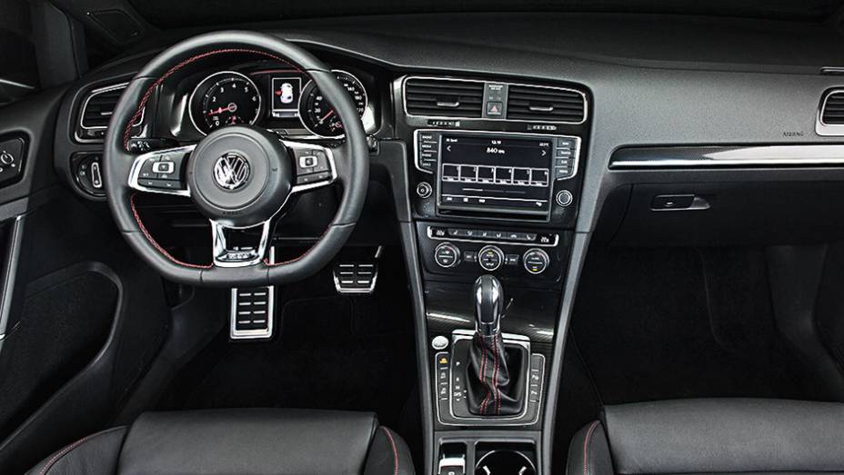 GTI é mais equipado, mas cobra caro pelo adicional | <a href="https://beta-develop.quatrorodas.abril.com.br/carros/comparativos/confronto-vw-golf-gti-jetta-fusca-760603.shtml" rel="migration">Leia mais</a>