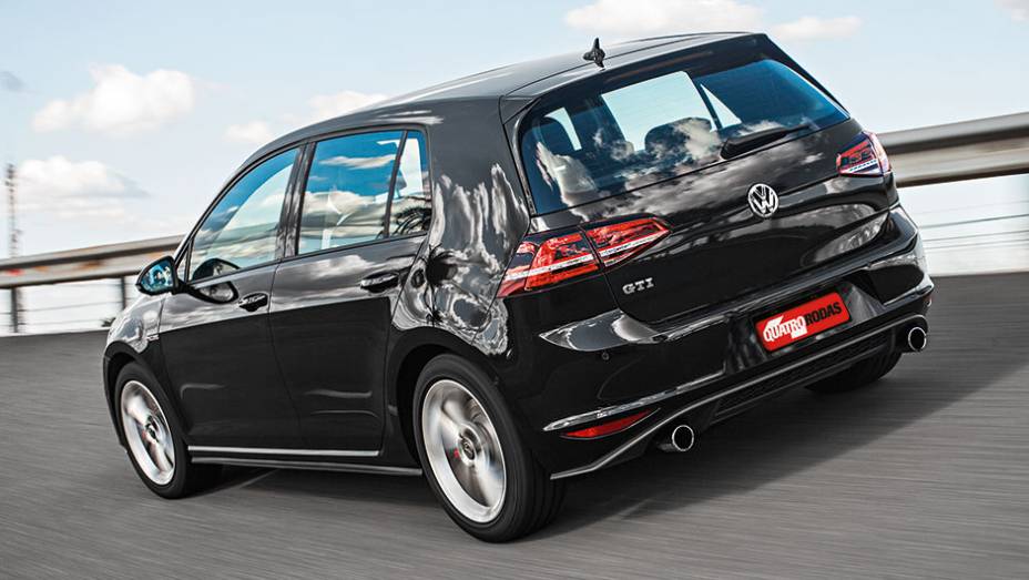 Golf é o mais moderno e tem aspecto musculoso | <a href="https://beta-develop.quatrorodas.abril.com.br/carros/comparativos/confronto-vw-golf-gti-jetta-fusca-760603.shtml" rel="migration">Leia mais</a>