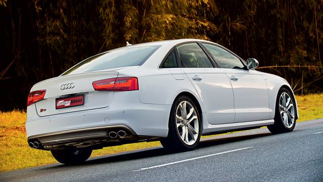 Logotipo "S" bastante discreto na tampa traseira; porta-malas carrega 530 litros | <a href="https://beta-develop.quatrorodas.abril.com.br/carros/impressoes/audi-s6-762842.shtml" rel="migration">Leia mais</a> Logotipo "S" bastante discreto na tampa traseira; porta-malas carrega 530 litros | <a href="https://beta-develop.quatrorodas.abril.com.br/carros/impressoes/audi-s6-762842.shtml" rel="migration">Leia mais</a>