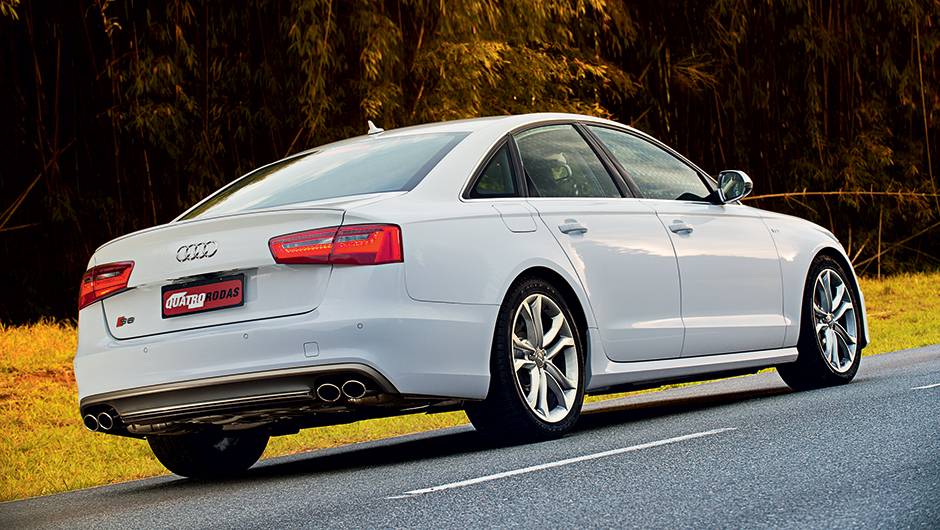 Logotipo "S" bastante discreto na tampa traseira; porta-malas carrega 530 litros | <a href="https://beta-develop.quatrorodas.abril.com.br/carros/impressoes/audi-s6-762842.shtml" rel="migration">Leia mais</a> Logotipo "S" bastante discreto na tampa traseira; porta-malas carrega 530 litros | <a href="https://beta-develop.quatrorodas.abril.com.br/carros/impressoes/audi-s6-762842.shtml" rel="migration">Leia mais</a>