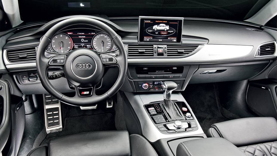 Comandos &agrave; m&atilde;o, central multim&iacute;dia intuitiva e acabamento agrad&aacute;vel ao toque | <a href="https://beta-develop.quatrorodas.abril.com.br/carros/impressoes/audi-s6-762842.shtml" rel="migration">Leia mais</a>