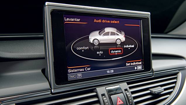 Com o carro desligado, tela é recolhida | <a href="https://beta-develop.quatrorodas.abril.com.br/carros/impressoes/audi-s6-762842.shtml" rel="migration">Leia mais</a> Com o carro desligado, tela é recolhida | <a href="https://beta-develop.quatrorodas.abril.com.br/carros/impressoes/audi-s6-762842.shtml" rel="migration">Leia mais</a>