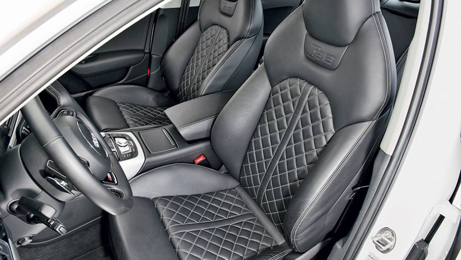 Bancos confort&aacute;veis com apoio lateral | <a href="https://beta-develop.quatrorodas.abril.com.br/carros/impressoes/audi-s6-762842.shtml" rel="migration">Leia mais</a>