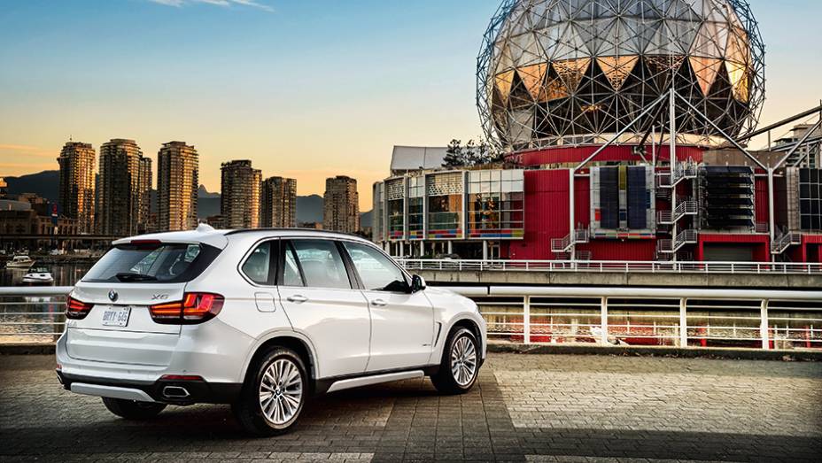 Novo vinco lateral ascendente reforça a ideia de movimento | <a href="https://beta-develop.quatrorodas.abril.com.br/carros/impressoes/bmw-x5-764008.shtml" rel="migration">Leia mais</a>