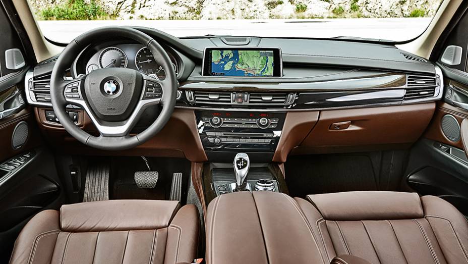 Painel perdeu a cor preta e adotou maior variedade de materiais | <a href="https://beta-develop.quatrorodas.abril.com.br/carros/impressoes/bmw-x5-764008.shtml" rel="migration">Leia mais</a> Painel perdeu a cor preta e adotou maior variedade de materiais | <a href="https://beta-develop.quatrorodas.abril.com.br/carros/impressoes/bmw-x5-764008.shtml" rel="migration">Leia mais</a>