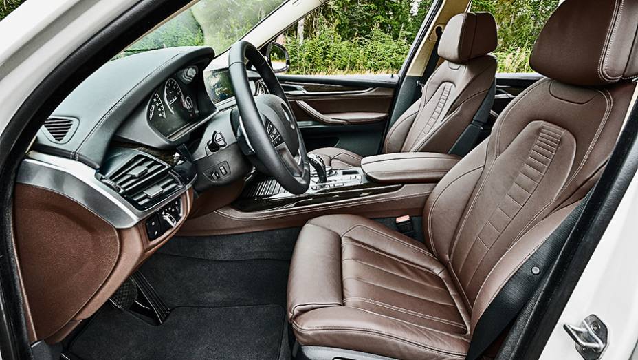 Regulagem elétrica do banco com memória de série | <a href="https://beta-develop.quatrorodas.abril.com.br/carros/impressoes/bmw-x5-764008.shtml" rel="migration">Leia mais</a> Regulagem elétrica do banco com memória de série | <a href="https://beta-develop.quatrorodas.abril.com.br/carros/impressoes/bmw-x5-764008.shtml" rel="migration">Leia mais</a>