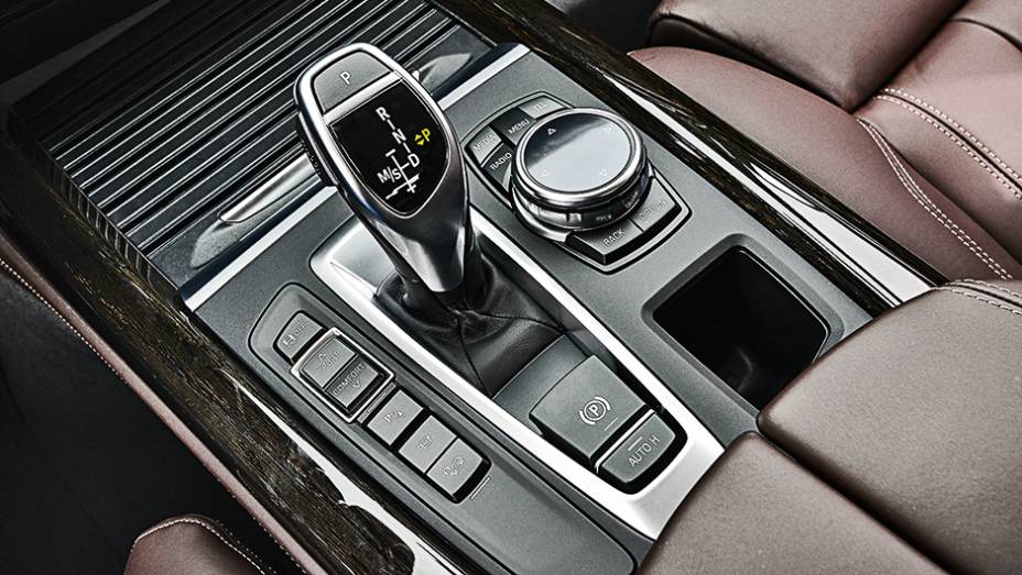 Câmbio automático de oito marchas e tração 4x4 | <a href="https://beta-develop.quatrorodas.abril.com.br/carros/impressoes/bmw-x5-764008.shtml" rel="migration">Leia mais</a> Câmbio automático de oito marchas e tração 4x4 | <a href="https://beta-develop.quatrorodas.abril.com.br/carros/impressoes/bmw-x5-764008.shtml" rel="migration">Leia mais</a>