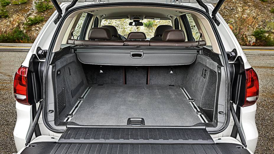 Tampa traseira é bipartida e abre e fecha eletricamente | <a href="https://beta-develop.quatrorodas.abril.com.br/carros/impressoes/bmw-x5-764008.shtml" rel="migration">Leia mais</a> Tampa traseira é bipartida e abre e fecha eletricamente | <a href="https://beta-develop.quatrorodas.abril.com.br/carros/impressoes/bmw-x5-764008.shtml" rel="migration">Leia mais</a>