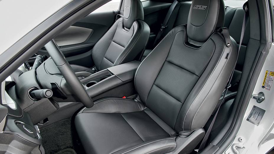 Banco do motorista tem ajustes elétricos | <a href="https://beta-develop.quatrorodas.abril.com.br/carros/testes/chevrolet-camaro-ss-763989.shtml" rel="migration">Leia mais</a> Banco do motorista tem ajustes elétricos | <a href="https://beta-develop.quatrorodas.abril.com.br/carros/testes/chevrolet-camaro-ss-763989.shtml" rel="migration">Leia mais</a>