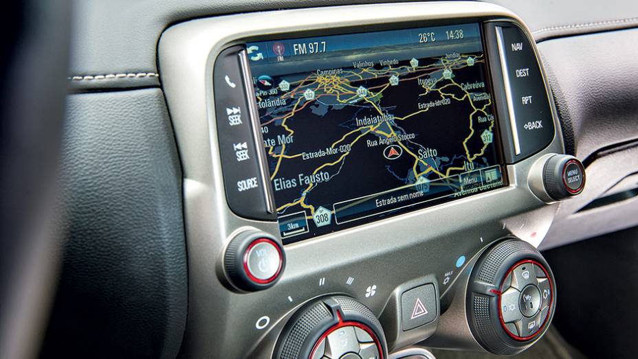 Central multimídia incorpora GPS | <a href="https://beta-develop.quatrorodas.abril.com.br/carros/testes/chevrolet-camaro-ss-763989.shtml" rel="migration">Leia mais</a> Central multimídia incorpora GPS | <a href="https://beta-develop.quatrorodas.abril.com.br/carros/testes/chevrolet-camaro-ss-763989.shtml" rel="migration">Leia mais</a>