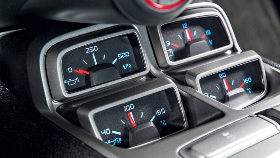 No console, há quatro instrumentos auxiliares | <a href="https://beta-develop.quatrorodas.abril.com.br/carros/testes/chevrolet-camaro-ss-763989.shtml" rel="migration">Leia mais</a>