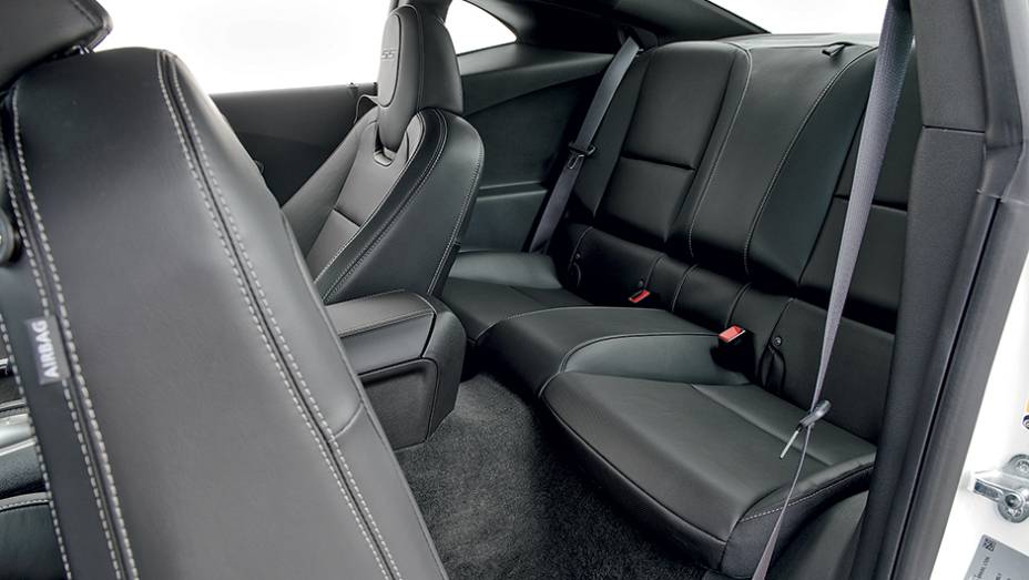 Atrás o espaço é apertado | <a href="https://beta-develop.quatrorodas.abril.com.br/carros/testes/chevrolet-camaro-ss-763989.shtml" rel="migration">Leia mais</a> Atrás o espaço é apertado | <a href="https://beta-develop.quatrorodas.abril.com.br/carros/testes/chevrolet-camaro-ss-763989.shtml" rel="migration">Leia mais</a>