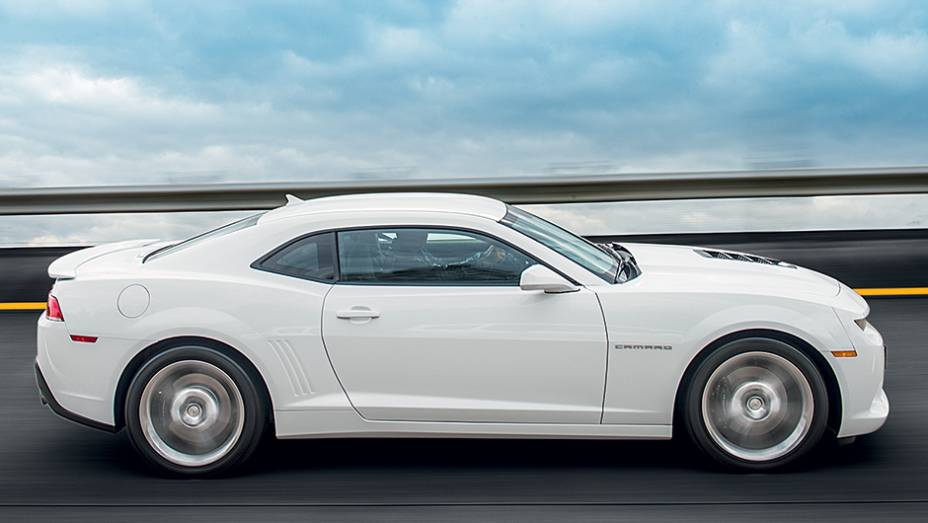 Na lateral, as linhas principais permaneceram inalteradas. Rodas aro 20 assentam bem o carro na pista | <a href="https://beta-develop.quatrorodas.abril.com.br/carros/testes/chevrolet-camaro-ss-763989.shtml" rel="migration">Leia mais</a> Na lateral, as linhas principais permaneceram inalteradas. Rodas aro 20 assentam bem o carro na pista | <a href="https://beta-develop.quatrorodas.abril.com.br/carros/testes/chevrolet-camaro-ss-763989.shtml" rel="migration">Leia mais</a>